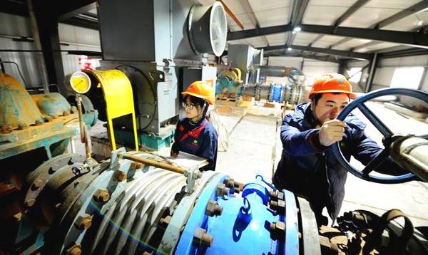 大城縣生物質發(fā)電公司工作人員在查看供暖循環(huán)泵工作情況 大城縣生物質發(fā)電公司工作人員在查看供暖循環(huán)泵工作情況