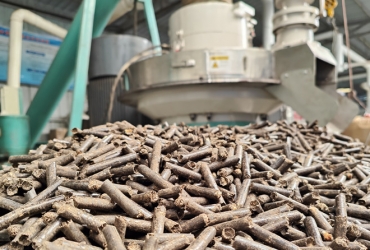 村里的廢木頭 農(nóng)作物秸稈怎么辦？有木屑顆粒機，好解決